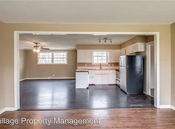 3rd image of 147 Oak Park Dr