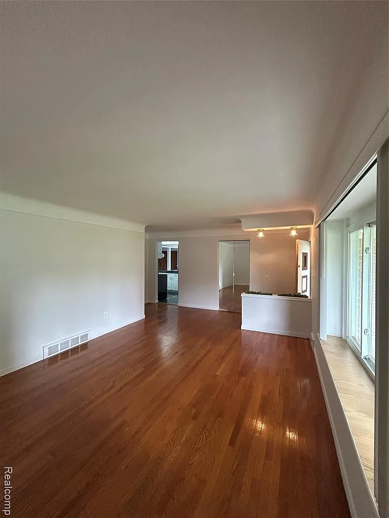 3 bed, 1.5 bath, 1425 sqft, $2,500 — Photo 3
