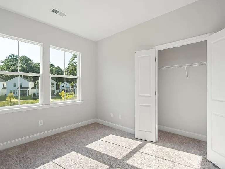 102 Hawthorne Landing Dr — Photo 16