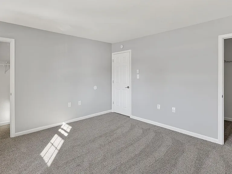 Waters Edge Apartments — Photo 29