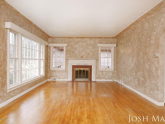 3rd image of 1057 Covell Ave NW