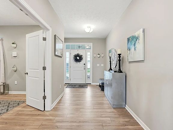 4th image of 9261 Pickens Dr