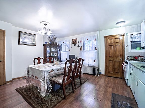 3rd image of 739 Putnam Ave