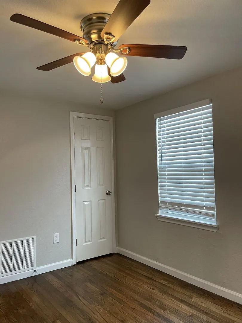 Reduced Deposit and Free Weeks! Updated 2BR w/ Granite Counters, Wood Floors & Prime Location Nea... — Photo 4