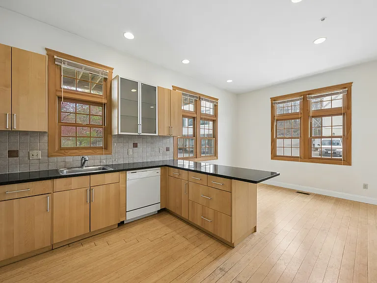 136 Main St #R — Photo 2