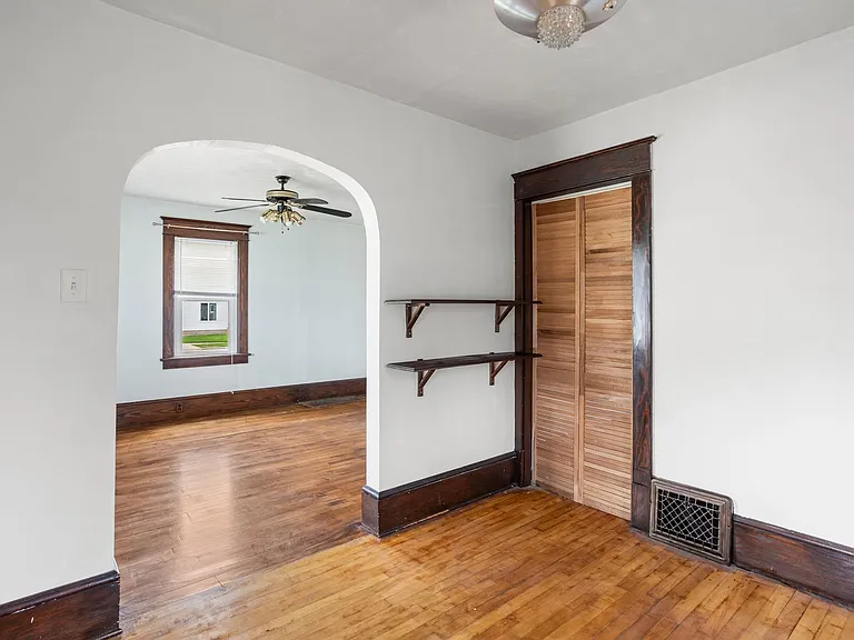 615 E 3rd St — Photo 10