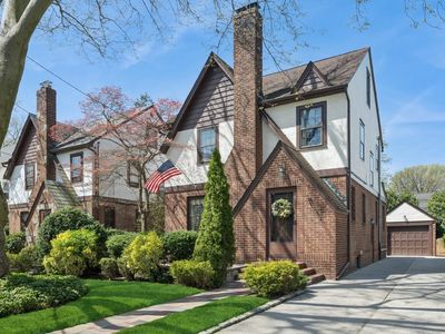 86 Roosevelt Street, Garden City, NY, 11530