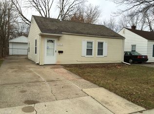 19412 Roscommon St, Harper Woods, MI 48225