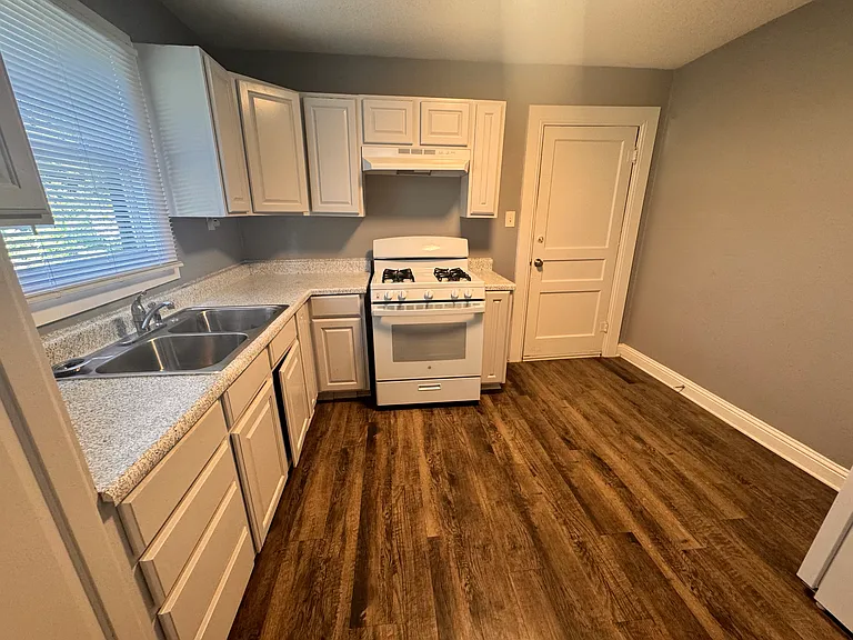 130 W Avenue D — Photo 6