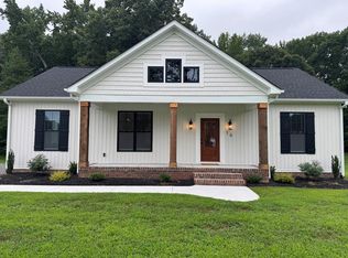 16 Oakland St, Kilmarnock, VA 22482