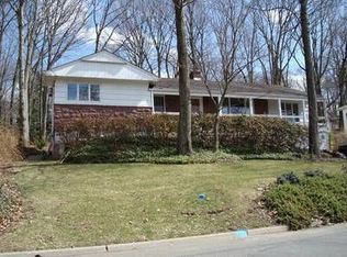 30 Lake Dr E, Wayne, NJ 07470