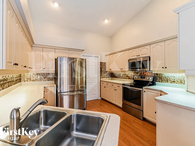 217 Greenwood Ave — Photo 6