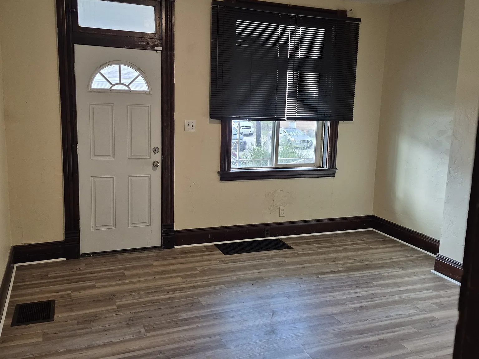 3 bed, 1600 sqft, $950 — Photo 2