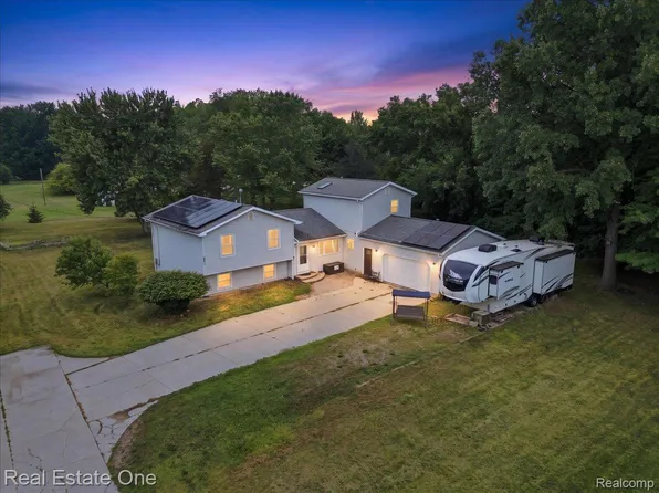 3697 W Lakeshore Dr, Lapeer, MI 48446
