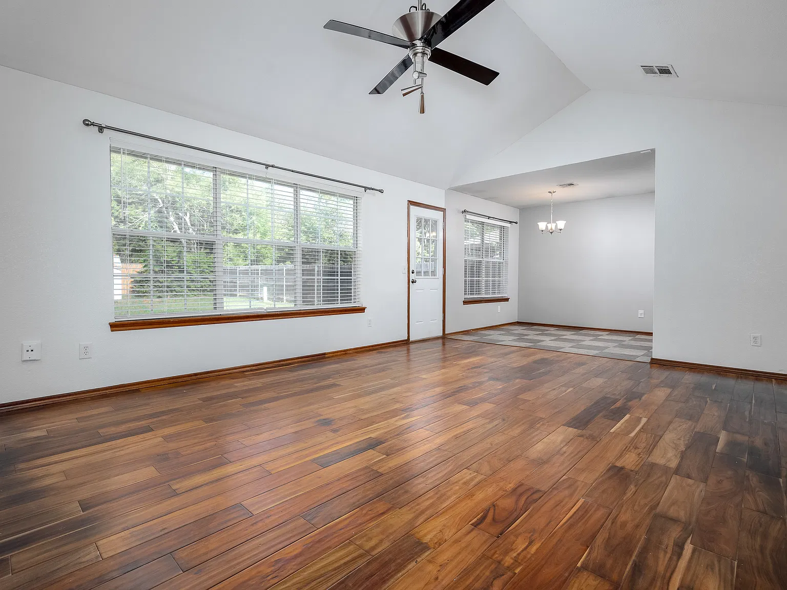 424 Crest Place — Photo 2