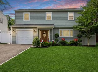 32 Illinois St, Dix Hills, NY 11746