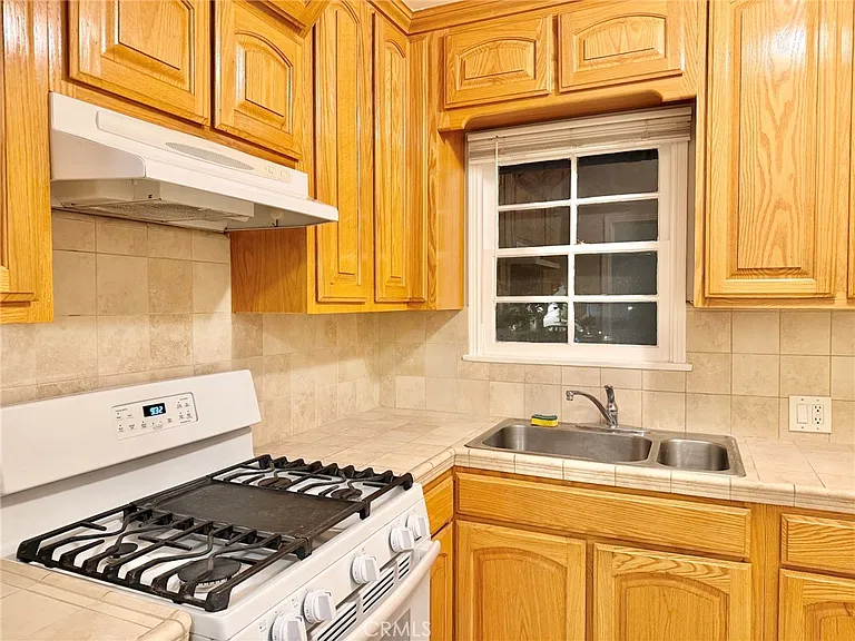 1744 Huntington Dr — Photo 28