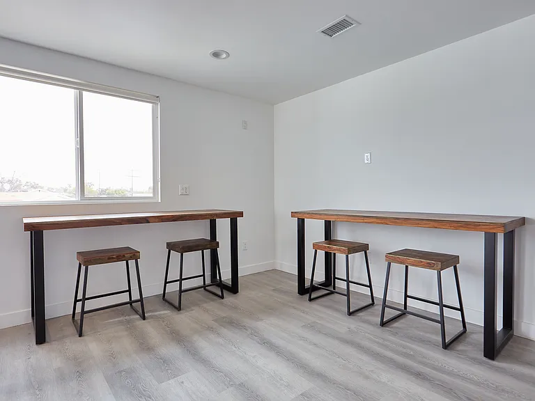 1430 W 37th St — Photo 11