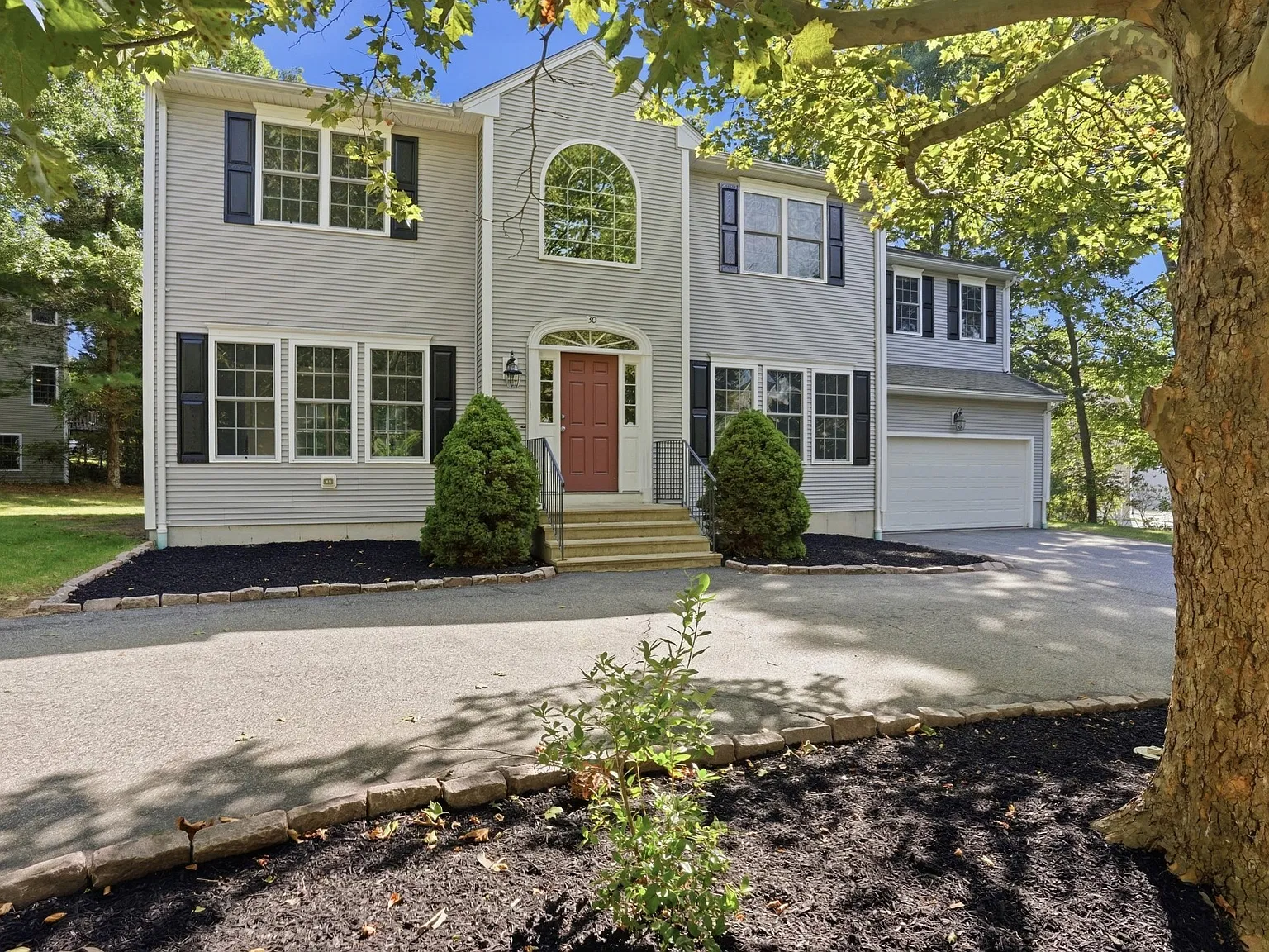 4 bed, 2.5 bath, 2848 sqft, $4,250 — Photo 2