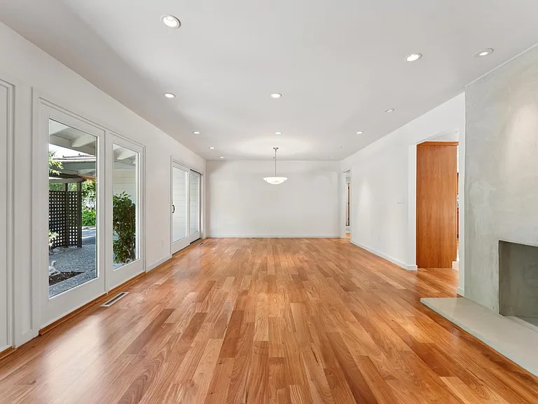 61 Bradley Ave — Photo 8