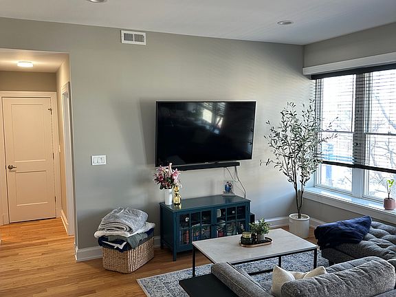 4th image of 2329 W Chicago Ave #2E