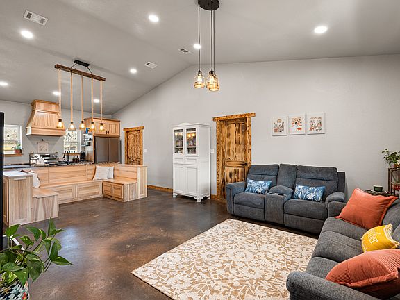 3rd image of 1501 Huddleston Rd