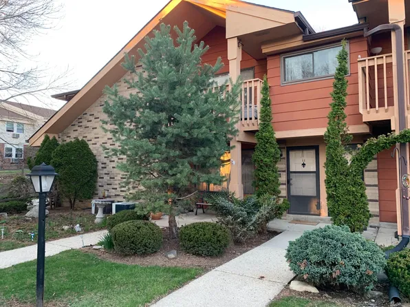 1619 Dover Dr, Waukesha, WI 53186