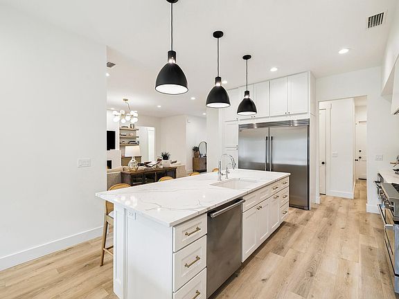 5th image of 264 Eden Dr