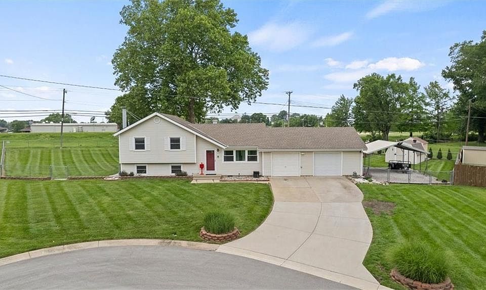 1st image of 420 NW Village Ct