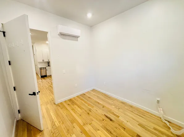 81 Stuyvesant Avenue image 9 of 16