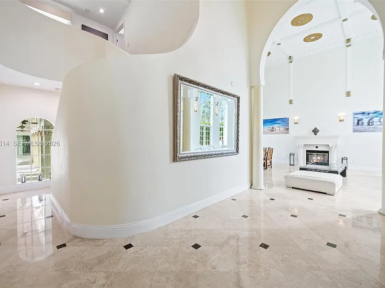 2501 Pine Tree Dr — Photo 8
