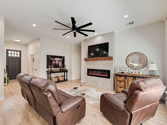 3rd image of 112 Indian Oaks Trl