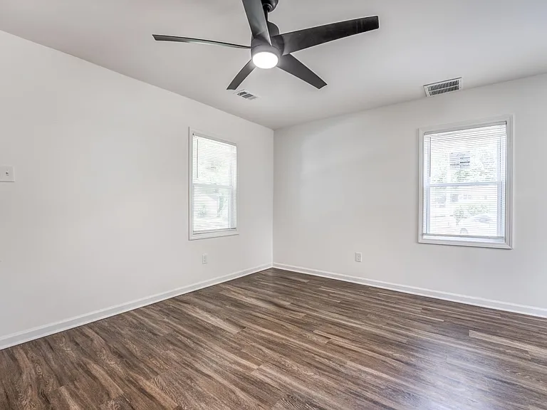 405 W Brooks Rd — Photo 11