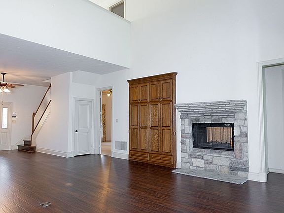Entertainment & Fireplace