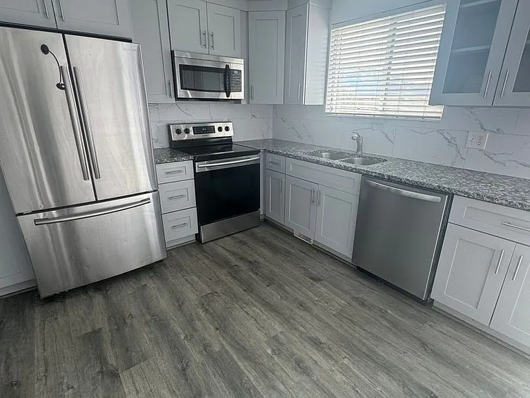 549 E 575 N — Photo 2