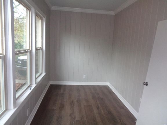 4th image of 1114 W Oak St