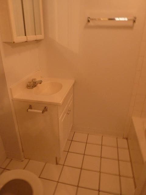 2nd image of 1470 W Cuyler Ave APT Ge