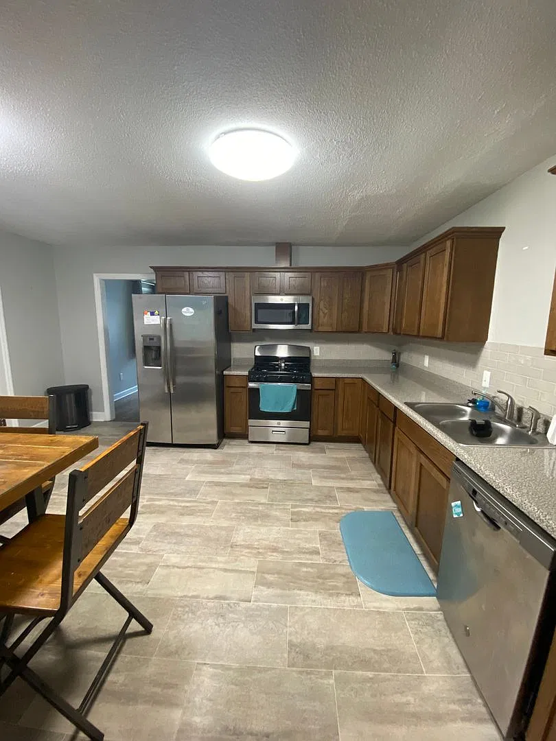 Spacious 3BR/2BA with Open Layout and Large Backyard — Photo 4