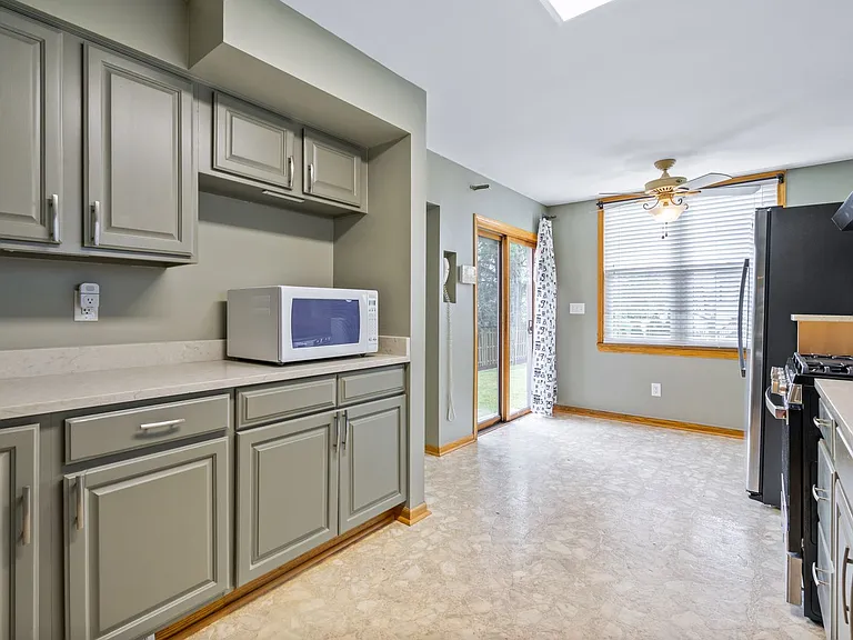 638 Margaret St — Photo 12