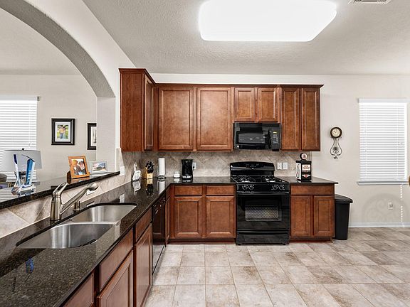 4th image of 8331 Mandalay Bay Dr