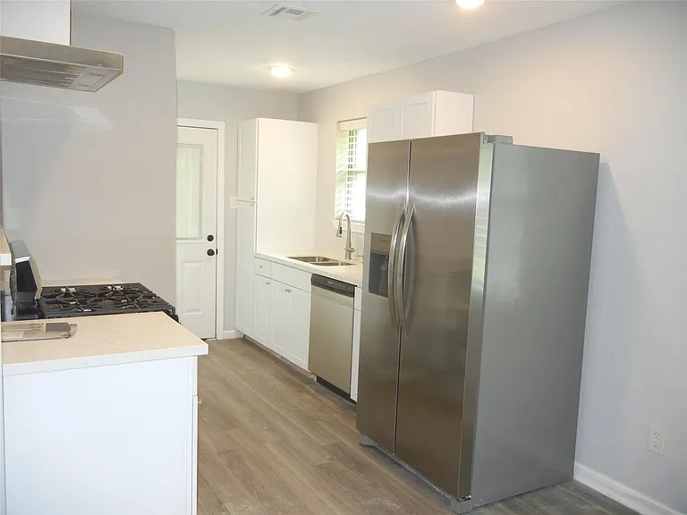 20811 Emerald St — Photo 6