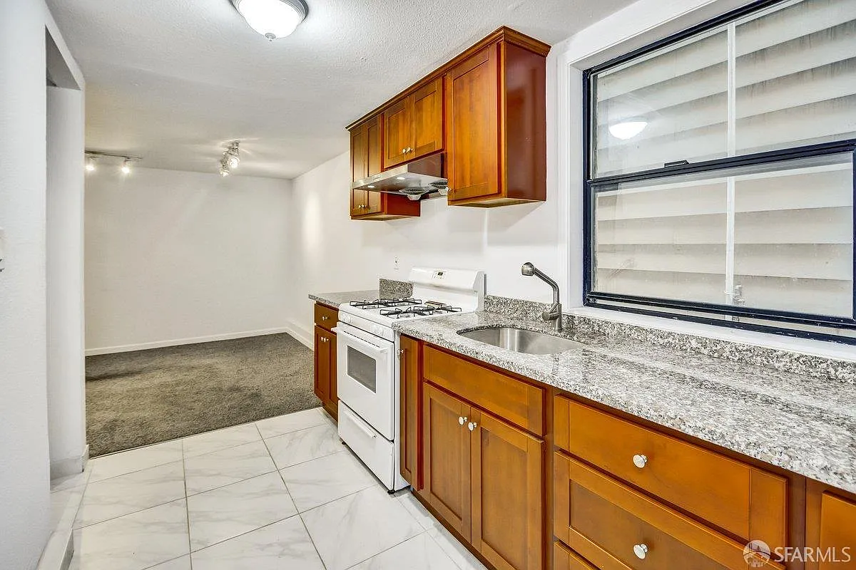 3 bed, 2.0 bath, 4518 sqft, $3,675 — Photo 2