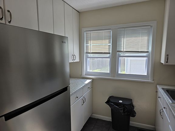4th image of 591 Longmeadow Rd