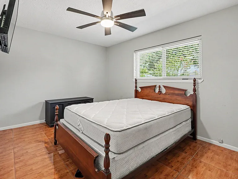 519 Orleans St — Photo 9
