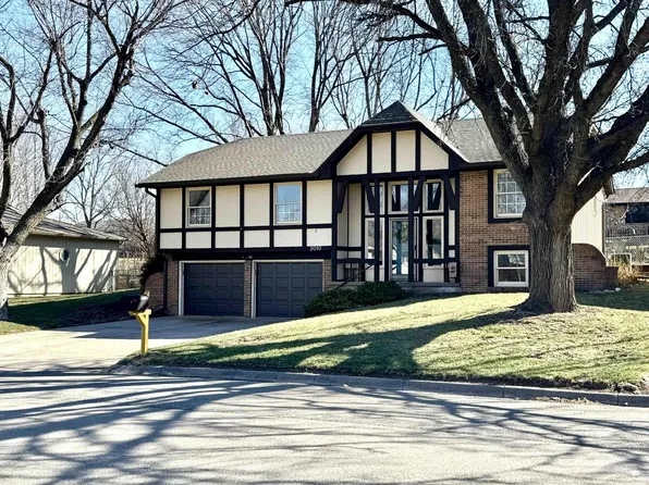 2010 8th St, Clay Center, KS 67432