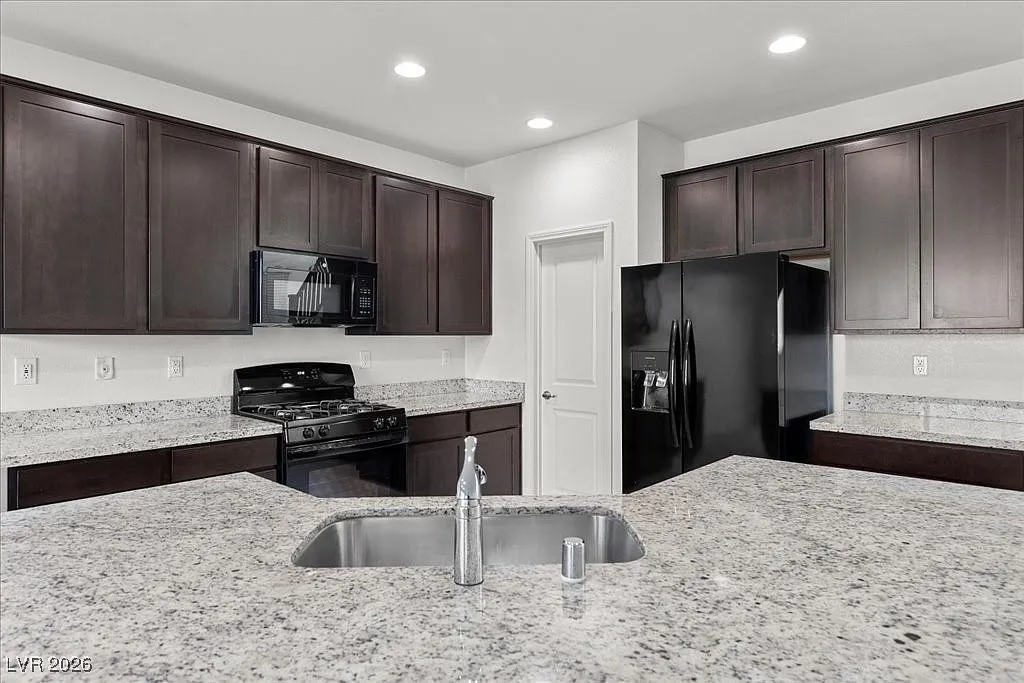 5 bed, 3.0 bath, 2375 sqft, $2,950 — Photo 3