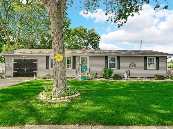 718 W Elizabeth St, Kouts, IN 46347