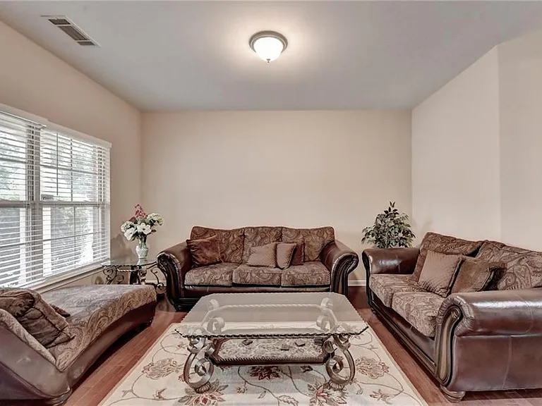 4228 Woods Creek Ln — Photo 8