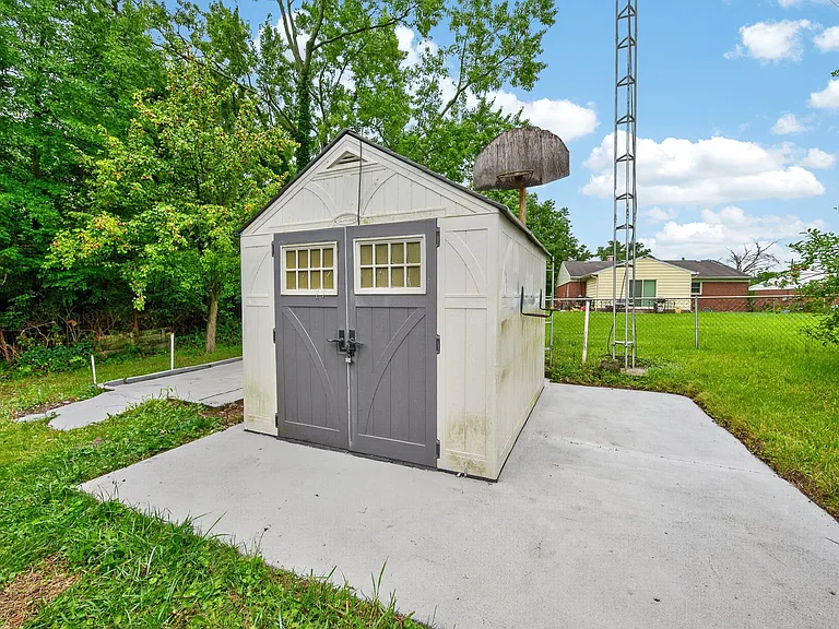 861 W Galbraith Rd — Photo 40