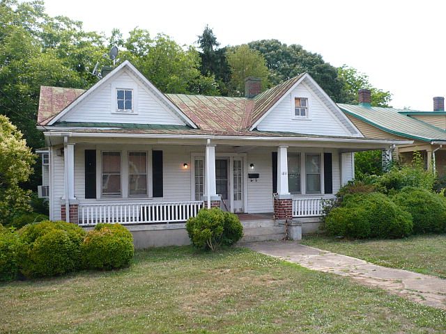 2nd image of 1811 N Main St